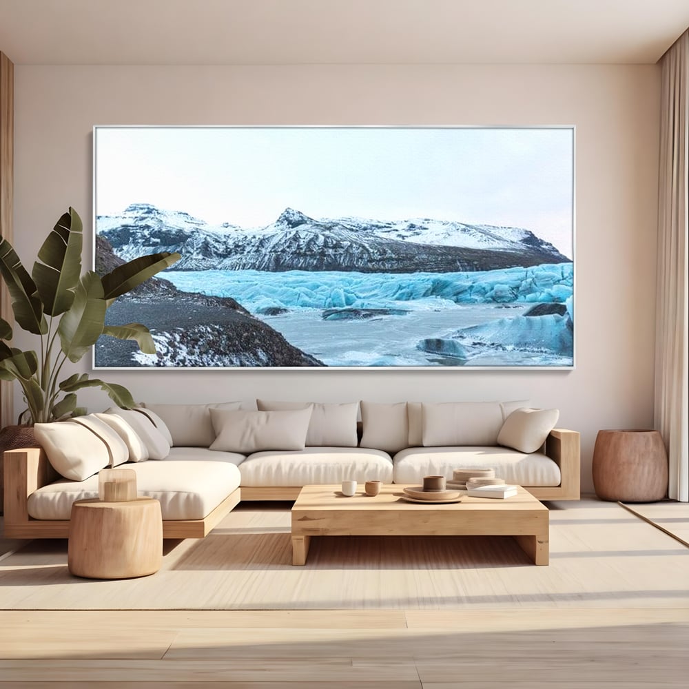 Tablou canvas cu tablou canvas cu peisaj glaciar, in rama de aluminiu argintiu, pe perete intr-un living